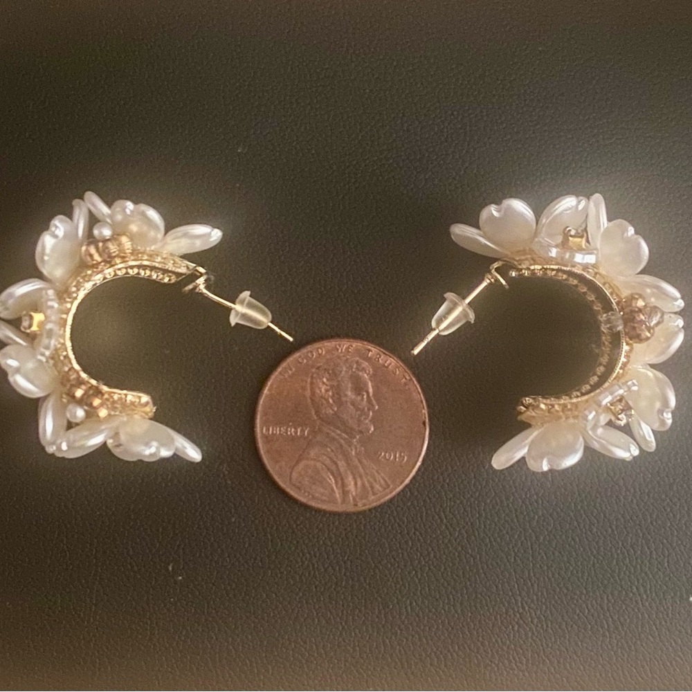 Floral White and Gold Earrings Wedding, Bridal Accessory - Picture 4 of 4